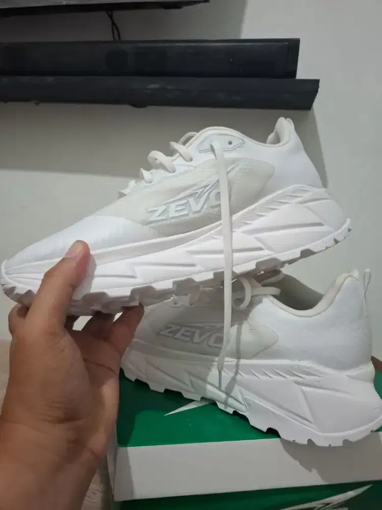 Sepatu merk zevo size 43