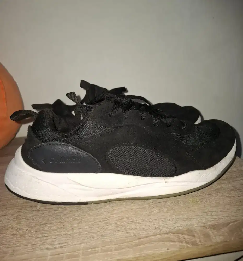 Sepatu size 43 merek columbia