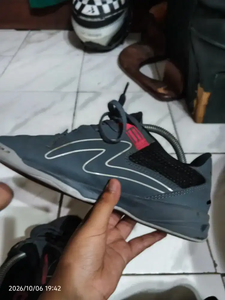 Specs metasala esquiva warna abu size 37