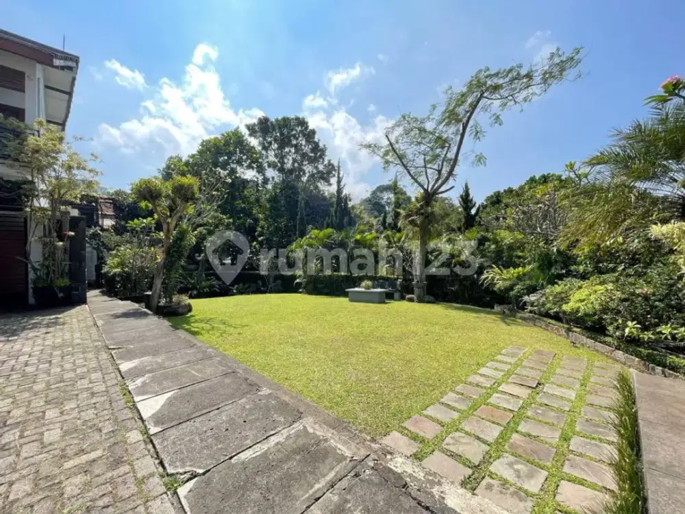 Hitung tanah! Rumah Villa di Mainroad Dago Pakar cocok dijadikan Restoran, Cafe atau Guest House