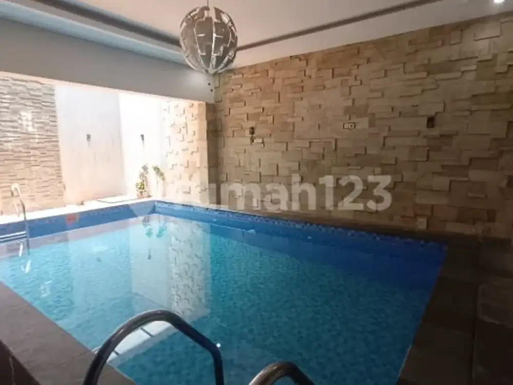 Rumah Full Furnished Kamar Banyak Bonus Kolam Renang Harga Fantastis Under 4 Milyar Kota Baru Parahyangan