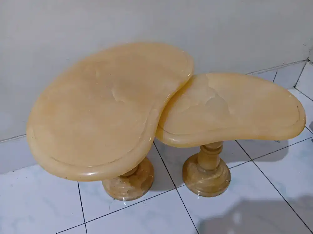 Meja sudut batu Onyx atau marmer