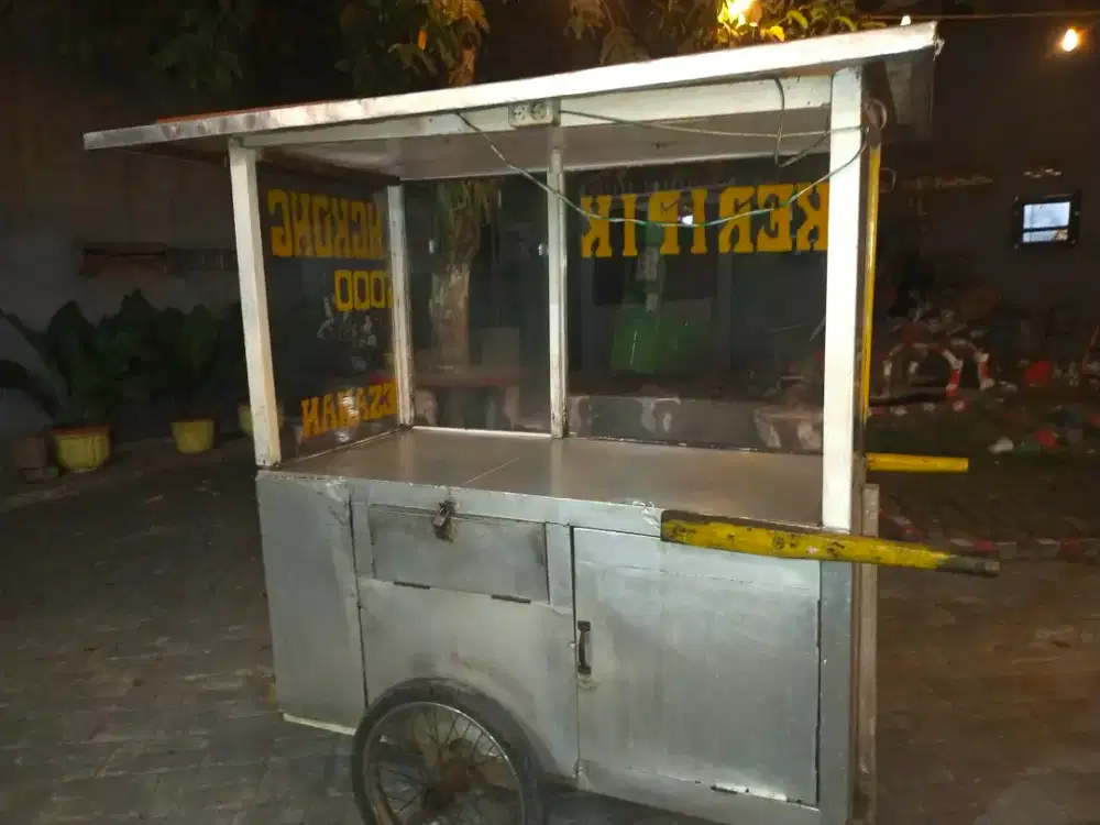 Gerobak kripik tempe dan singkong