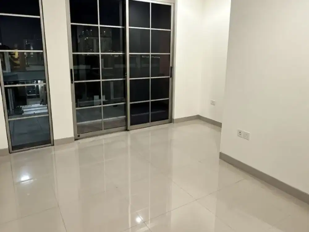 Disewakan Rumah Cluster Miami Pik2, Uk. 4X15, 2 Lantai, 2+1 KT, Kosongan, Rp 60 Juta/Thn, Ready Akhir Okt