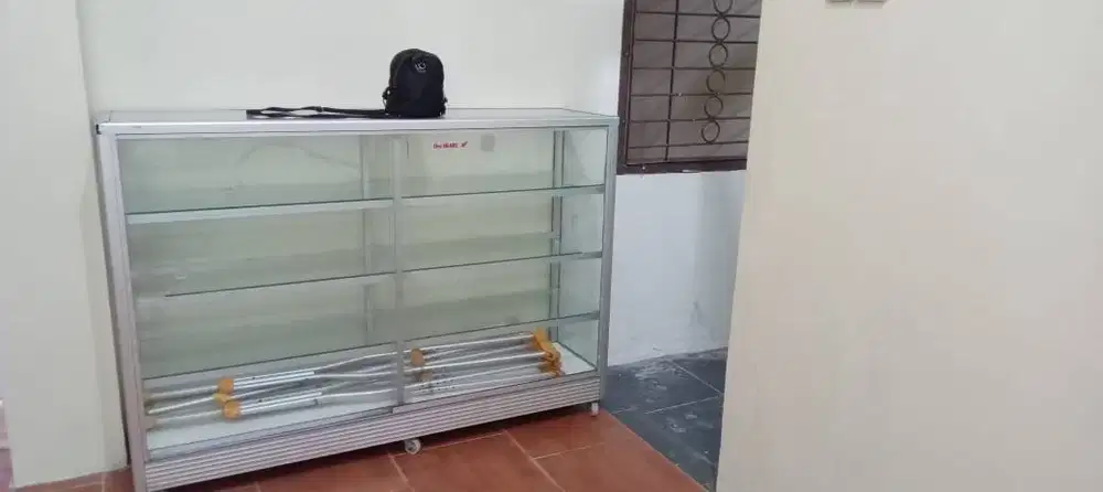Di jual etalase, lemari buku, dan gerobak