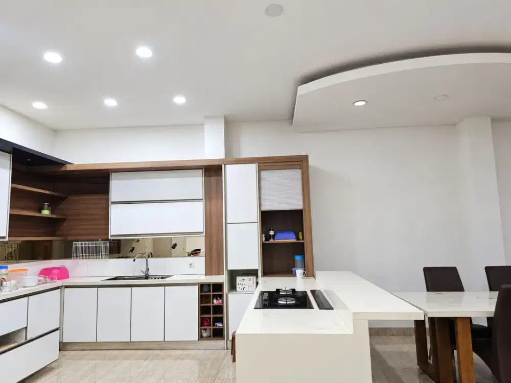 Dijual Rumah Green Lake City Amerika Latin, Uk. 10X25, Semi Furnished, Dekat Danau, Rp 7.5 M Nego