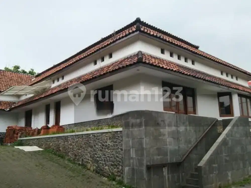 Rumah Belanda Di Mainroad Jalan Riau Bandung