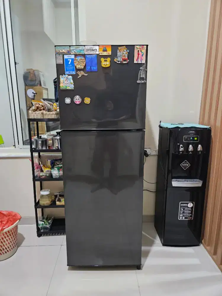 Dijual Kulkas Merk Aqua 2 pintu (atas-bawah)