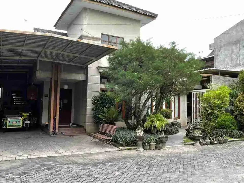 Rumah Bagus Luas di Perumahan Elite Gentan Skh