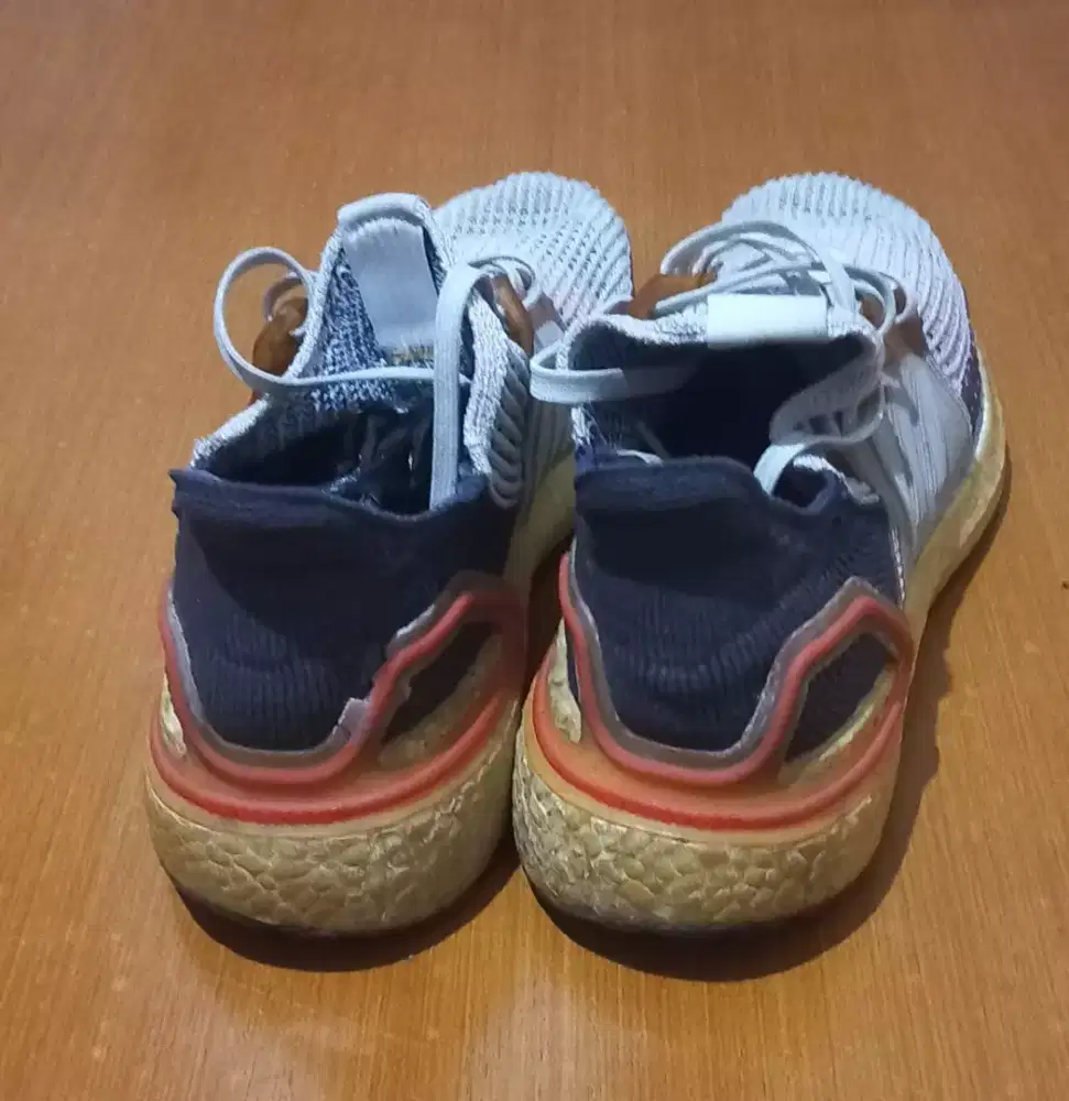 Sepatu adidas olahraga