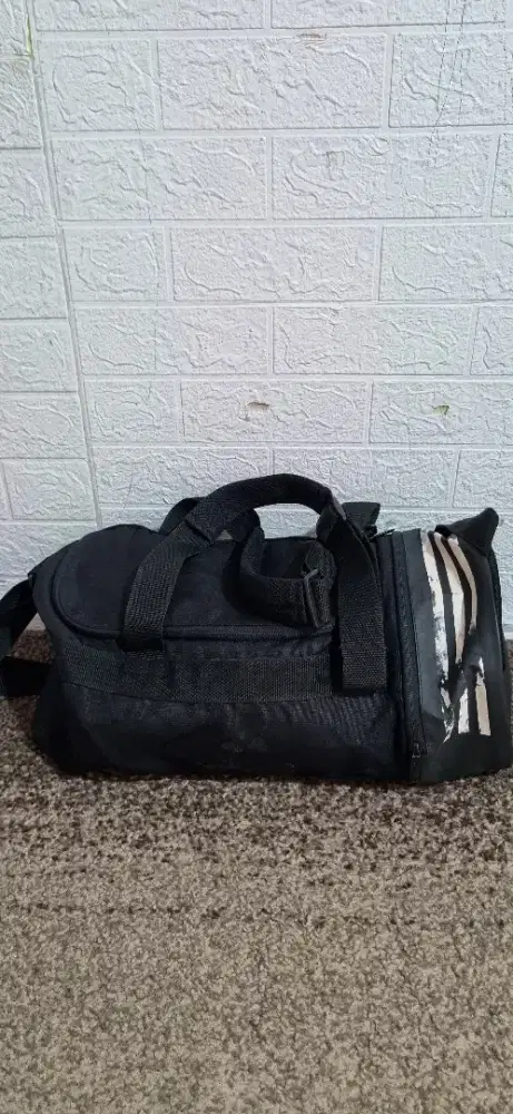 daffle bag adidas tas travelling olah raga

bekas bagus sdh di cuci