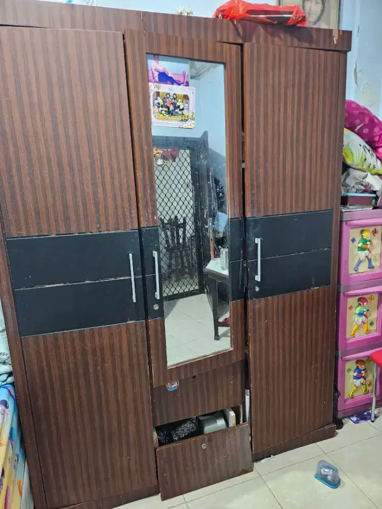 Lemari pakaian kayu 3 pintu bekas