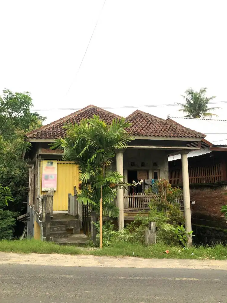 Rumah 2 Lantai Halaman Luas di Guwosari