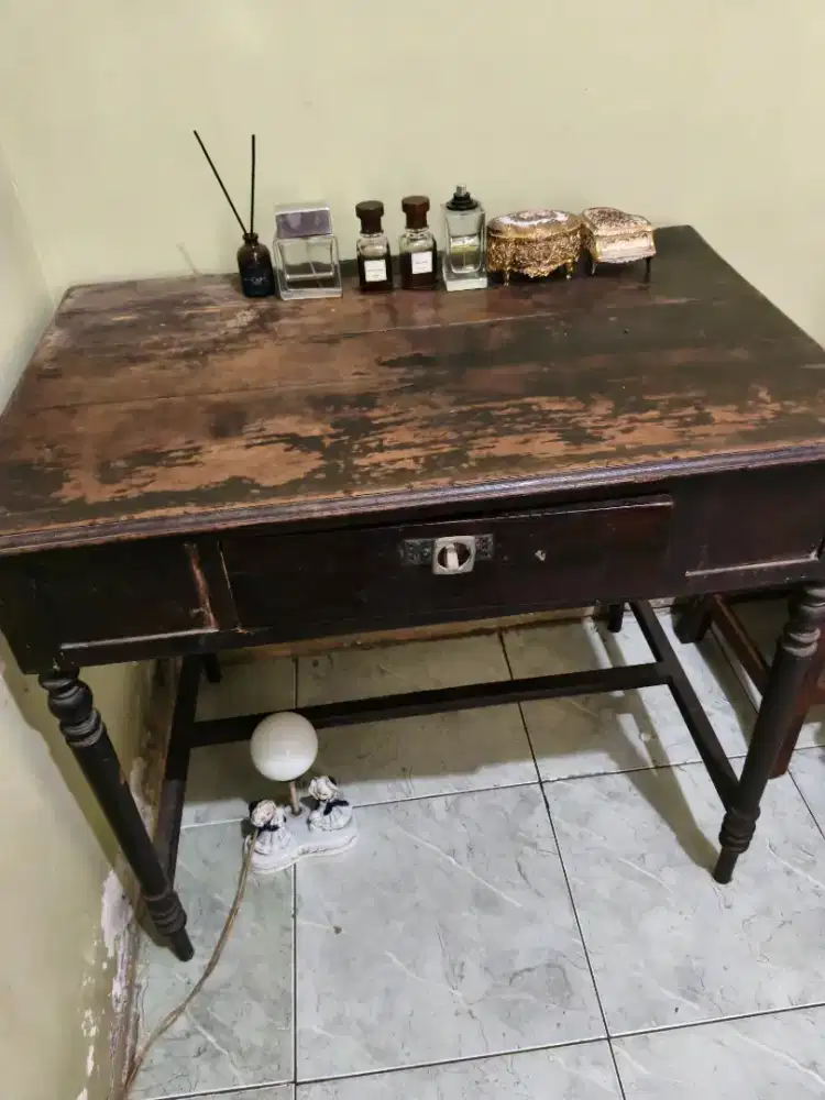 meja kayu lawas
