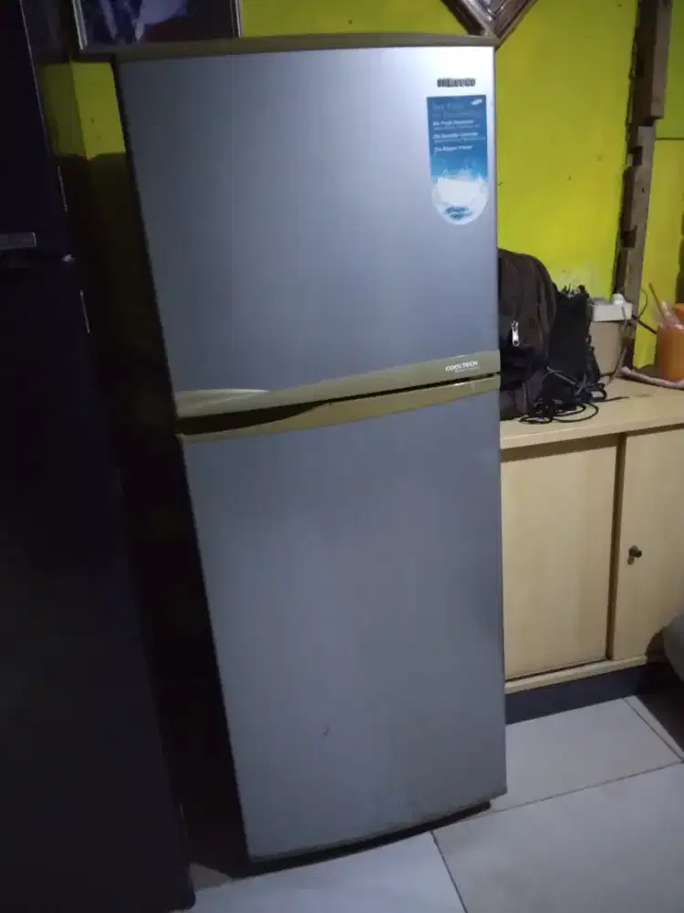 Di jual kulkas Samsung dua pintu