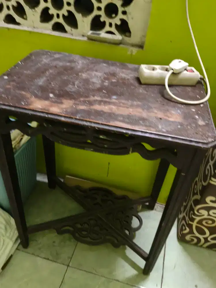 meja kayu lawas