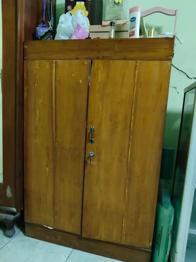 lemari pakaian model lama