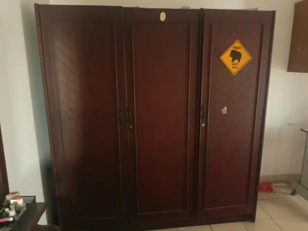 Lemari Bekas Pakai