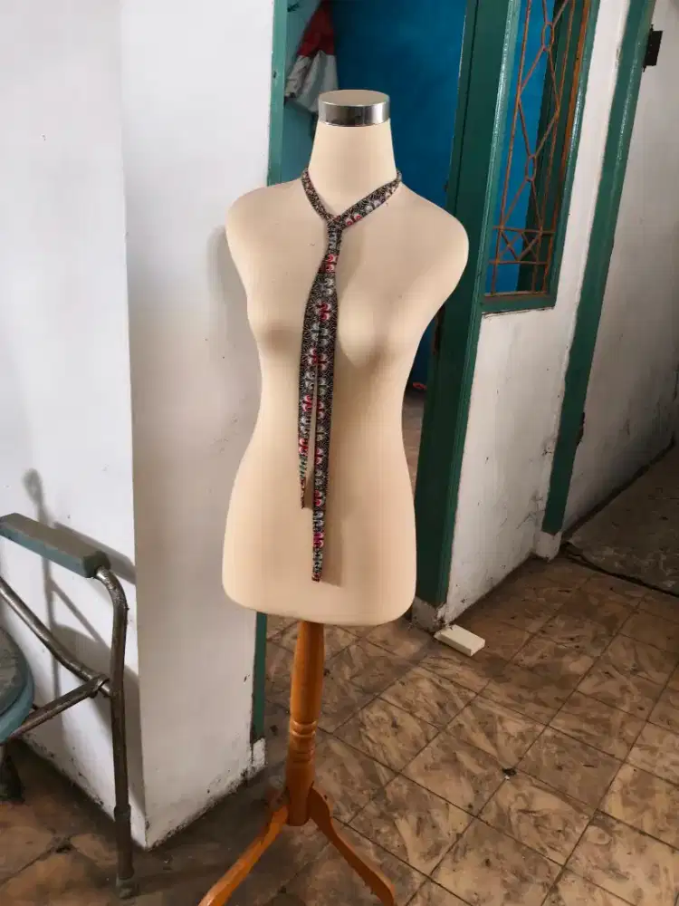 patung baju kaki kayu