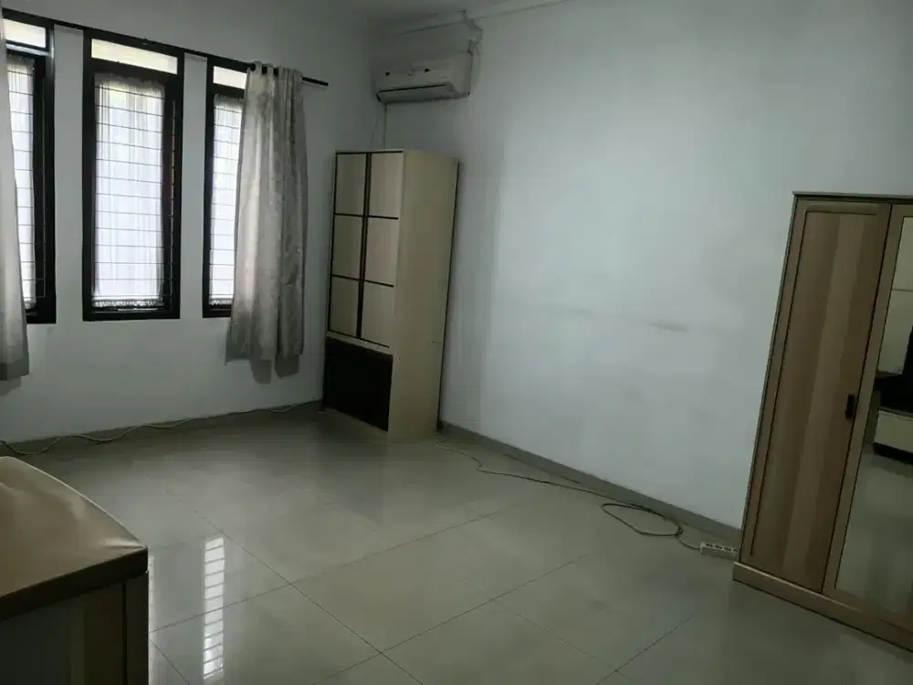 *Di Sewakan Rumah si kompleks Singgasana Pradana* .