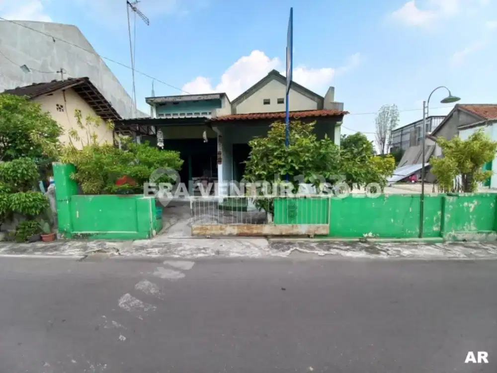Rumah Lama Terawat Strategis Pajang