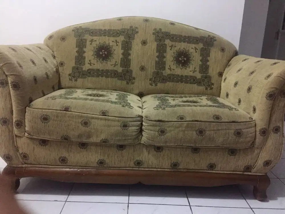 Jual satu set sofa nyaman berukuran besar