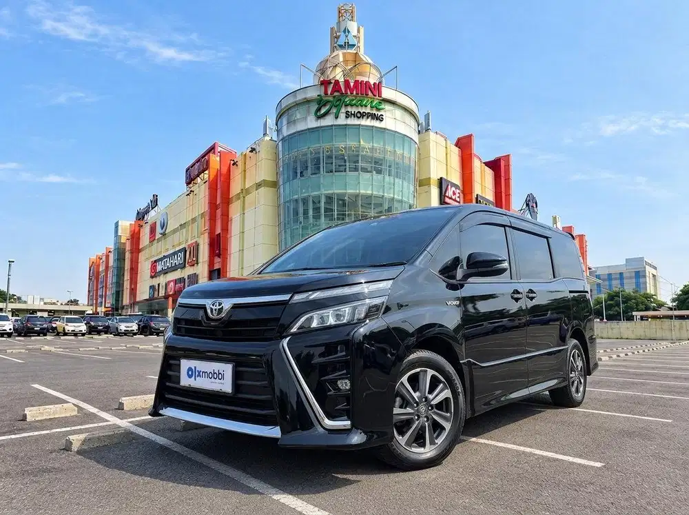 TDP RENDAH - Toyota Voxy 2.0 Bensin-AT 2017 Hitam CRASB