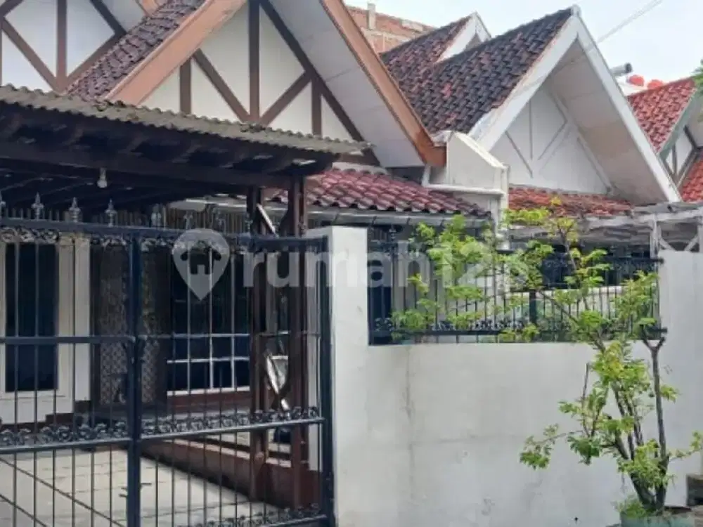 Rumah Puri Indah rumah lama dan terawat 1 lantai