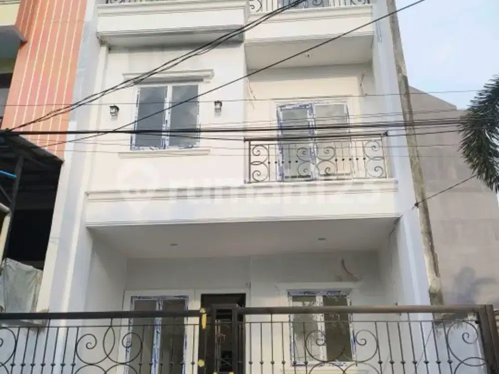 Rumah Facade Neo Klasik Minimalis Style 3 Lantai Cocok untuk Keluarga di Duri Kepa