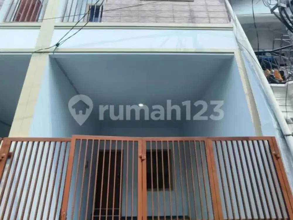 Rumah Baru di Tanjung Duren 3 Lantai 3 Kamar Tidur Akses Jalan 2 Mobil Bebas Banjir