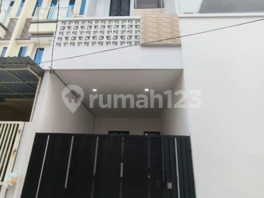 Rumah Baru 3 Lantai Taman Ratu Jakbar 3+1 Kamar Tidur Akses Jalan 2 Mobil