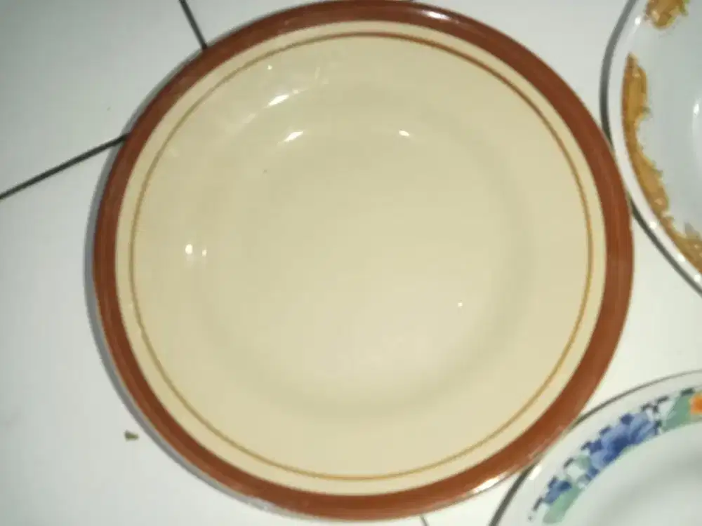 Piring makan keramik