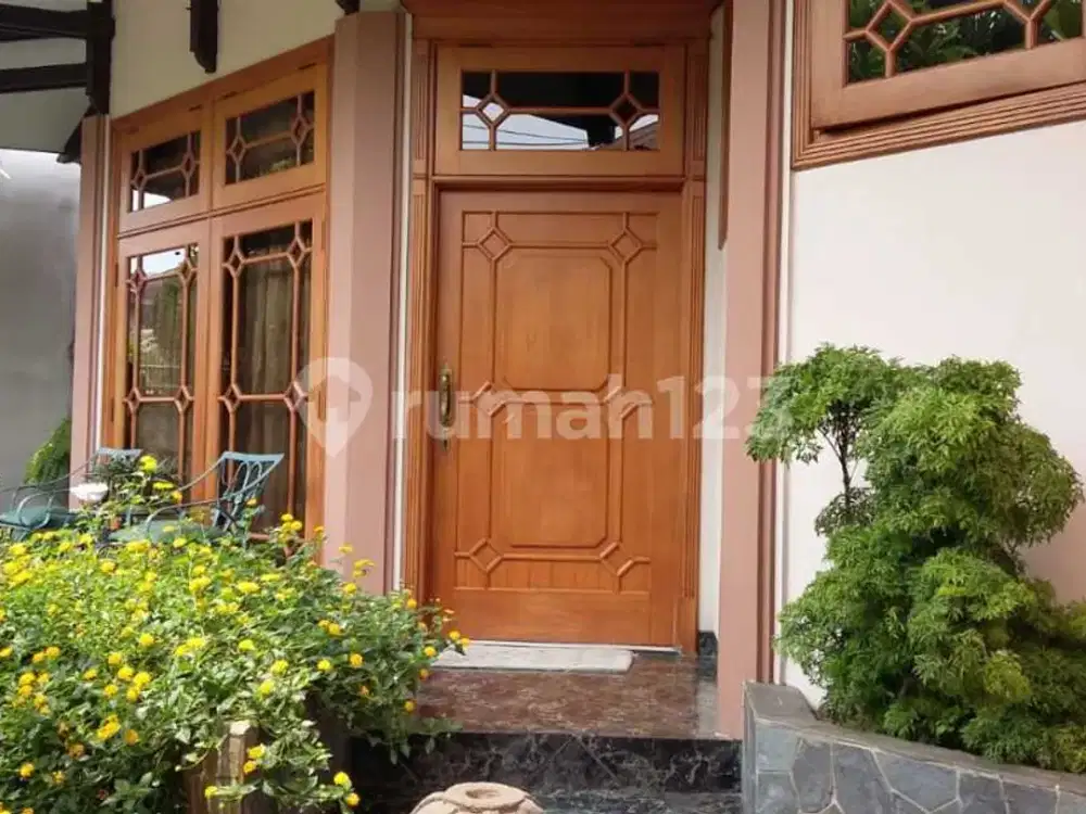 Rumah 2 Lantai Nyaman 4 Kamar Tidur di Taman Aries