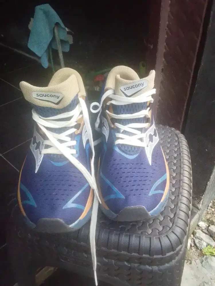 Jual sepatu olah raga merek saucony