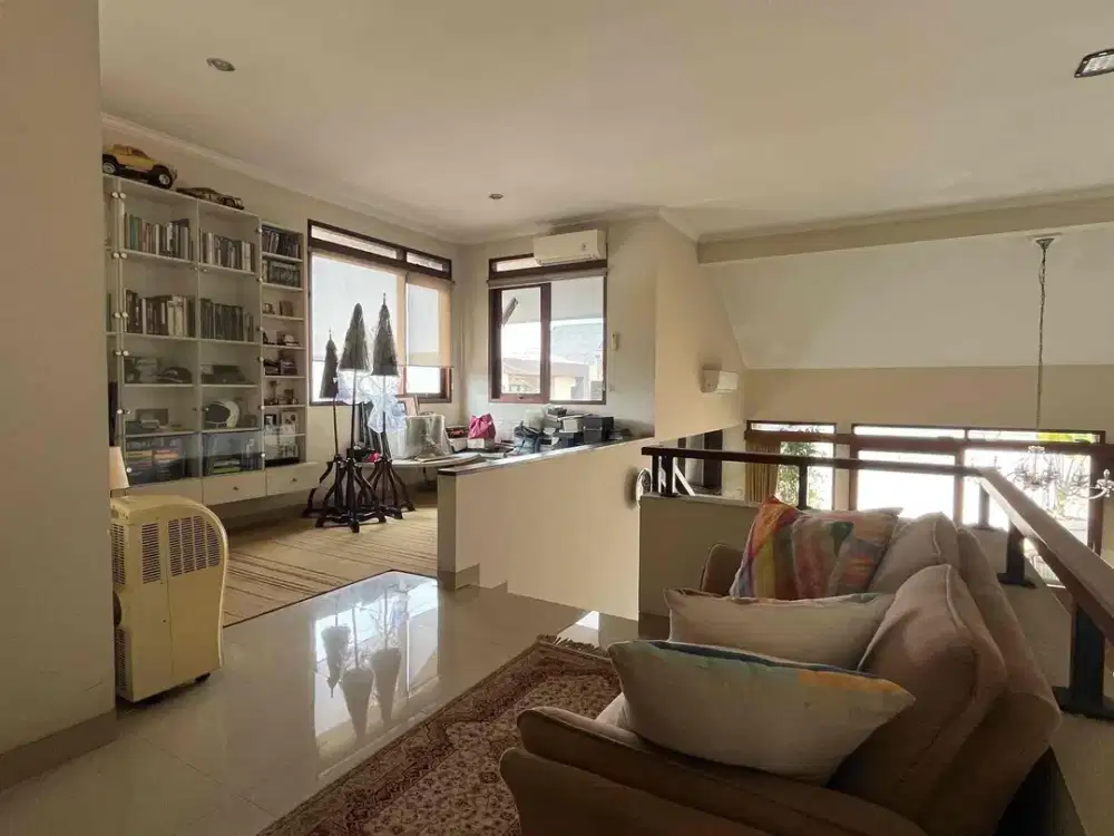Dijual Rumah Besar, Sejuk, Halaman Hijau Luas, Asri, Aman, Nyaman, TerangDari Pagi Sampai Sore, Homey Banget, Diapit 3 Akses Tol, Rumah Keluarga Idaman Banget