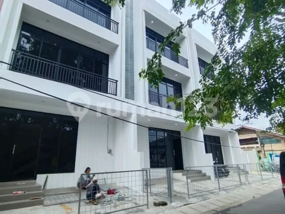 Ruko Baru Taman Ratu 3 Lantai + Dak Cocok untuk Usaha