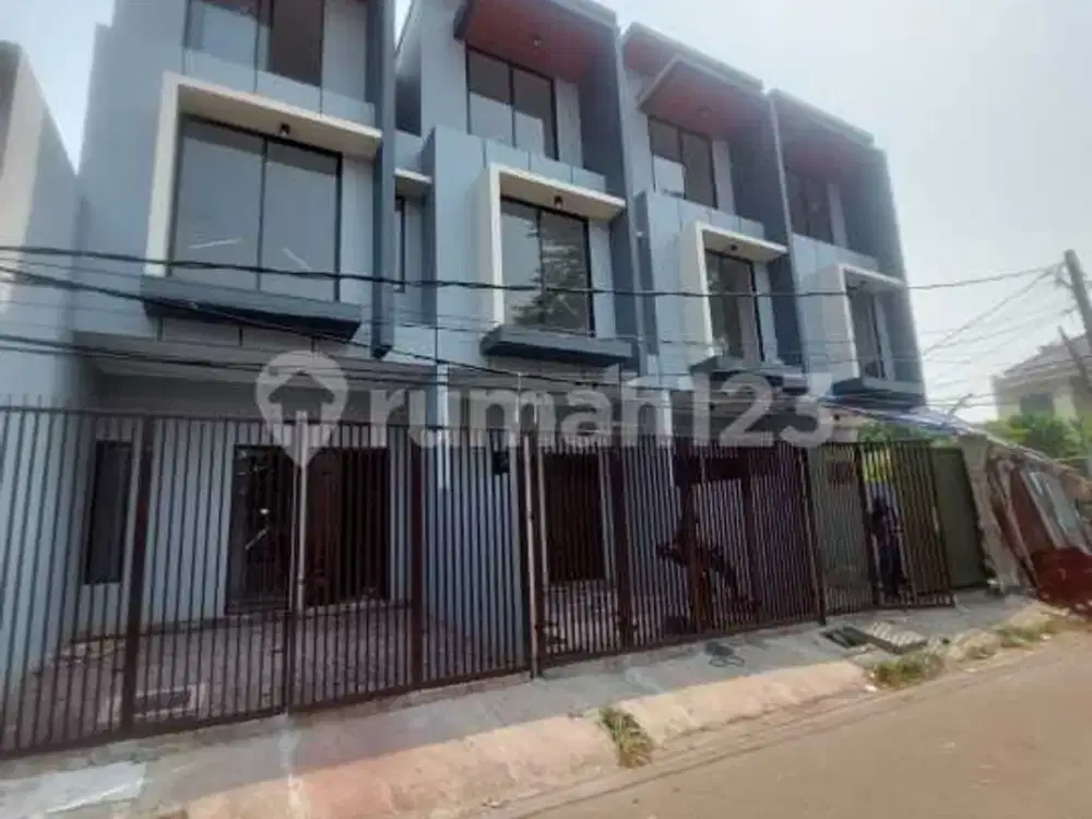 Rumah Baru 3 Lantai di Taman Ratu Akses Jalan 2 Mobil