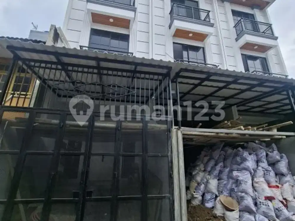 Rumah Baru 4 Lantai Bagus di Duri Kepa Area