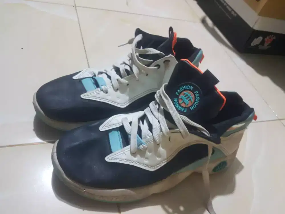 Sepatu basket vintage size 42 fit 43