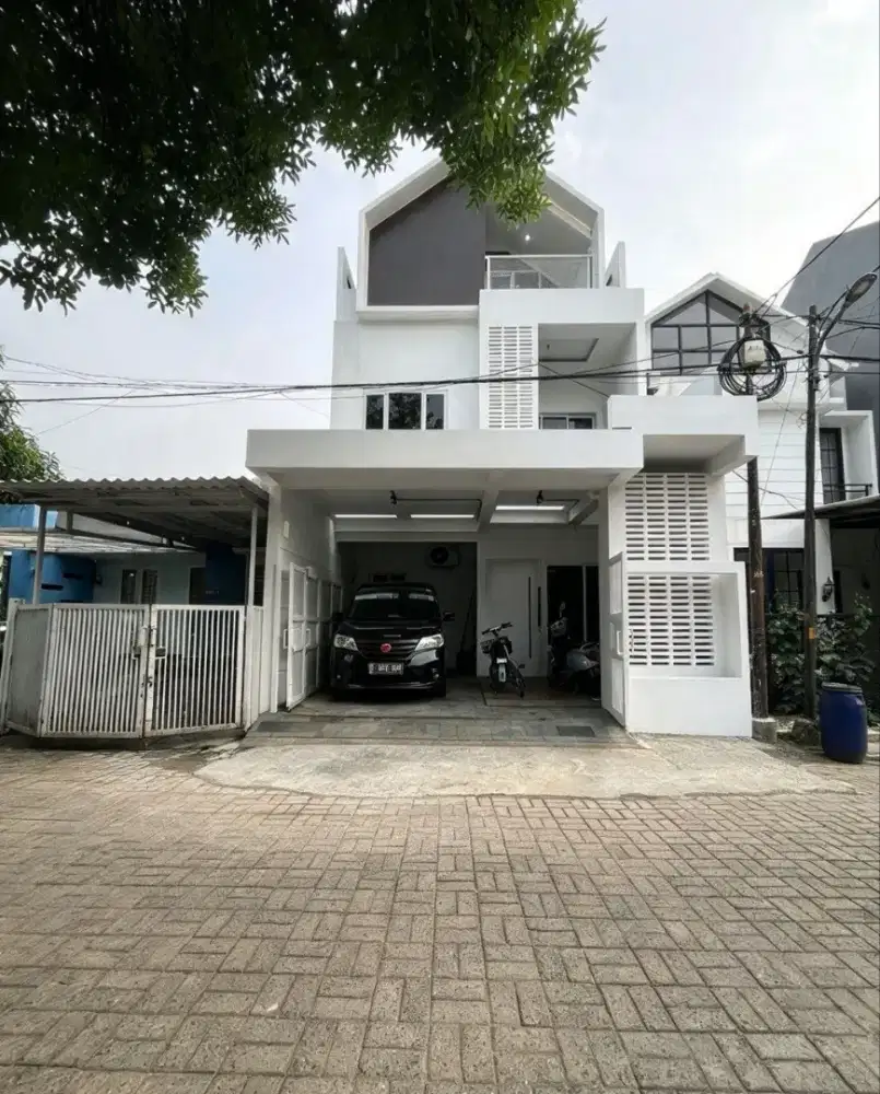 Dijual Rumah di Depan Taman
