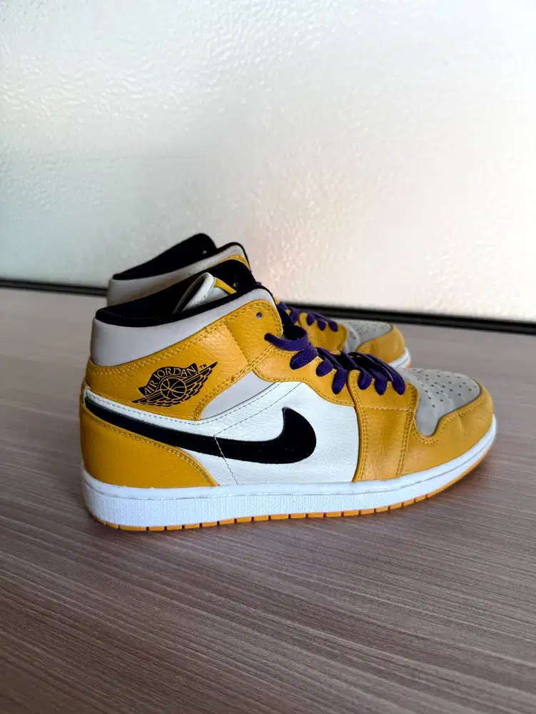 Sepatu Air Jordan 1 Mid SE Lakers / Yellow Toe- Size 27.5 Cm