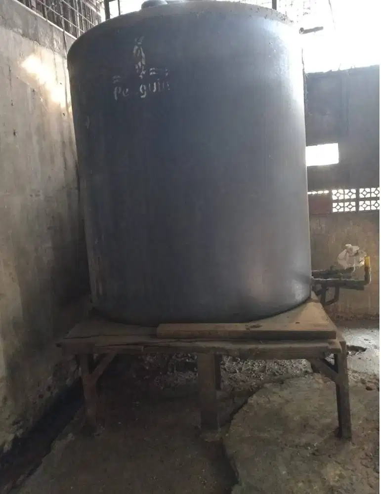Toren Pingguin 5000 L + kaki besi
