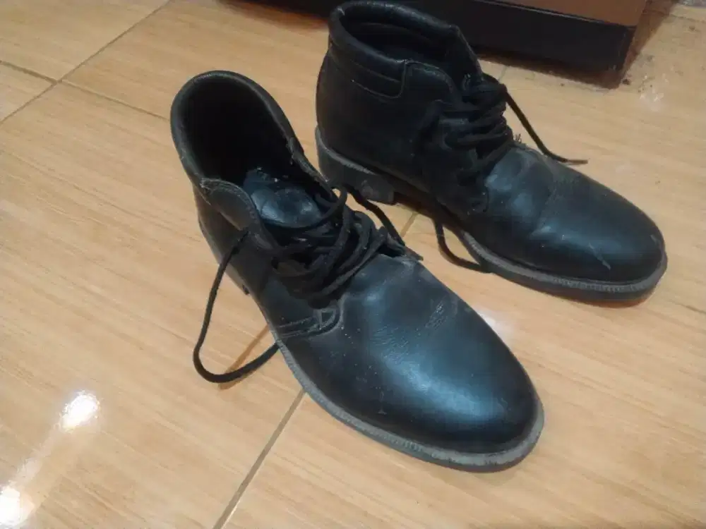Sepatu PDH sekuriti
