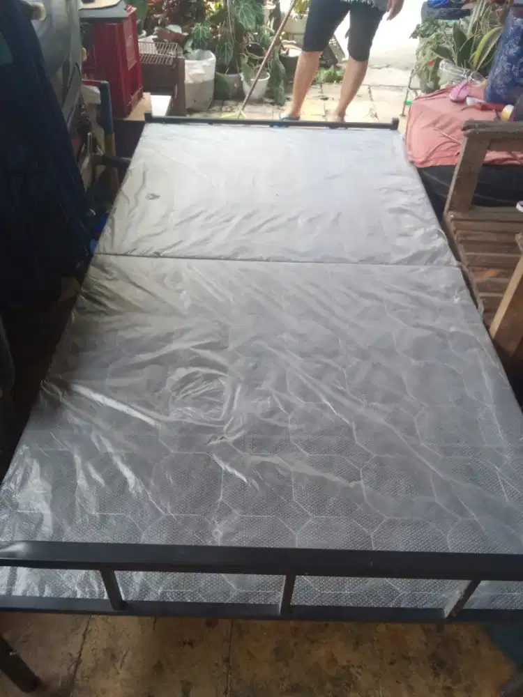 Ranjang besi lipat sudah ada matras nya