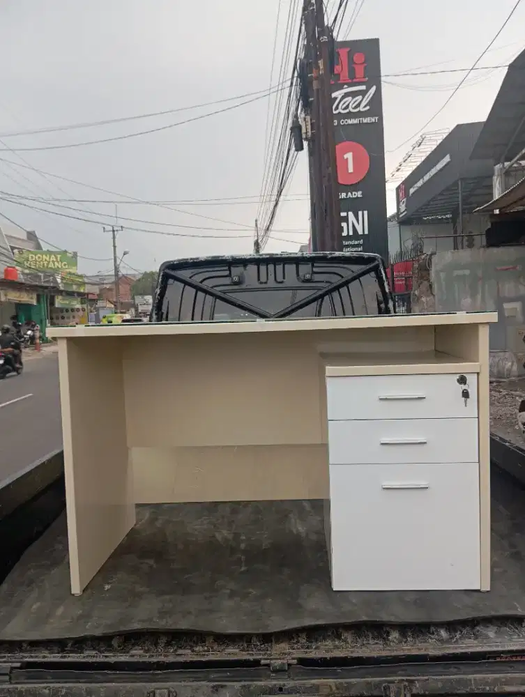 Meja kerja atau meja kantor