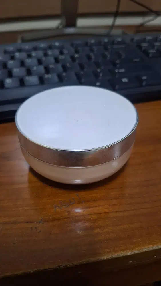 Bedak tabur azzura, lipstik hanasui, kaca