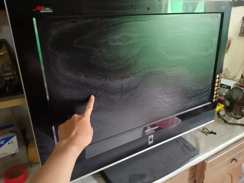 Tv polytron 32 inch minus panel kusam politron lcd