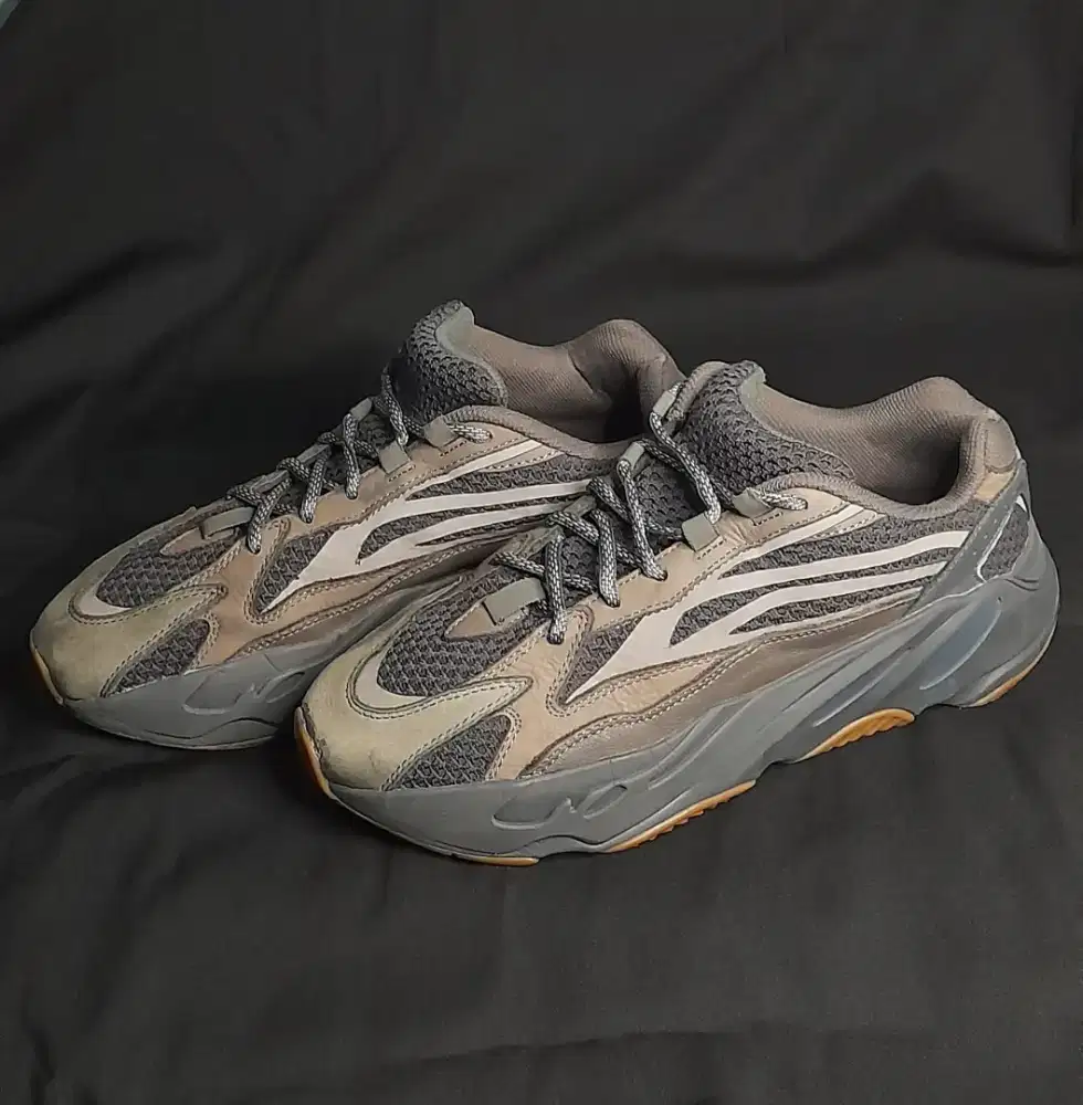ADIDAS Yeezy Boost 700 V2