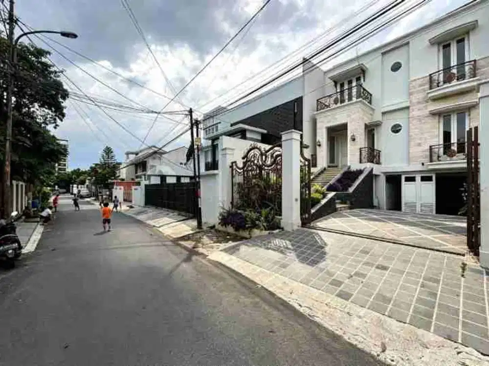 Rumah Eropean Clasic Privete Pool - Otista, Balimester, Kampung Melayu Jatinegara Jakarta Timur LT 348m²