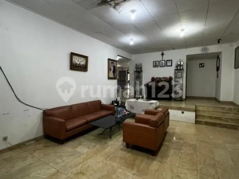 Dijual Rumah Tua Sangat Strategis di Kebun Sirih